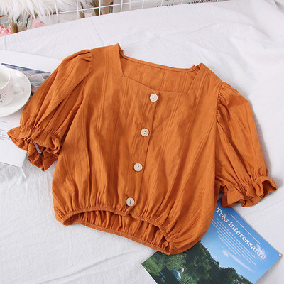 Modern női blúz négyzet alakú nyakkivágással, rövid ujjal és gombokkal