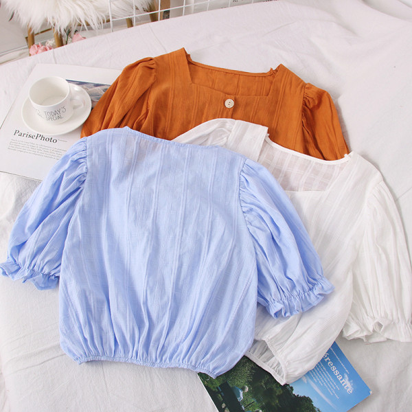 Modern női blúz négyzet alakú nyakkivágással, rövid ujjal és gombokkal