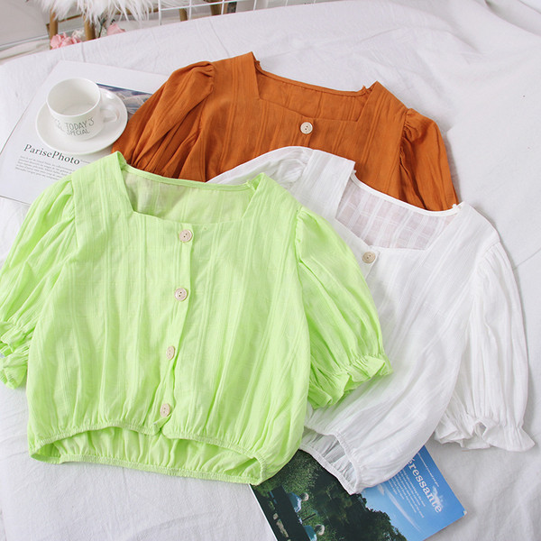 Modern női blúz négyzet alakú nyakkivágással, rövid ujjal és gombokkal