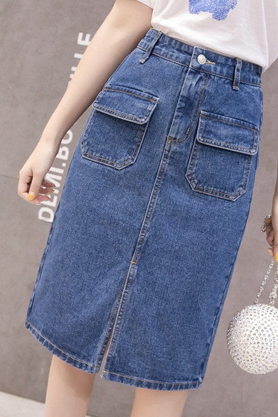 Alkalmi női farmerszoknya hasítékkal és zsebekkel