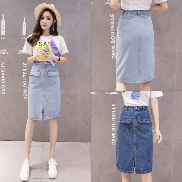 Alkalmi női farmerszoknya hasítékkal és zsebekkel