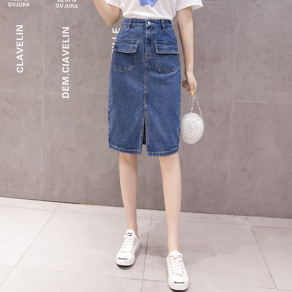 Alkalmi női farmerszoknya hasítékkal és zsebekkel