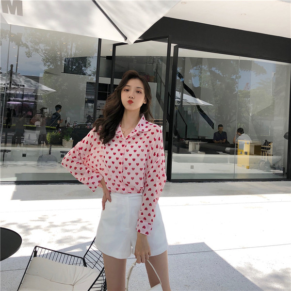 Alkalmi női ing spitz nyakkivágással és szívnyomattal