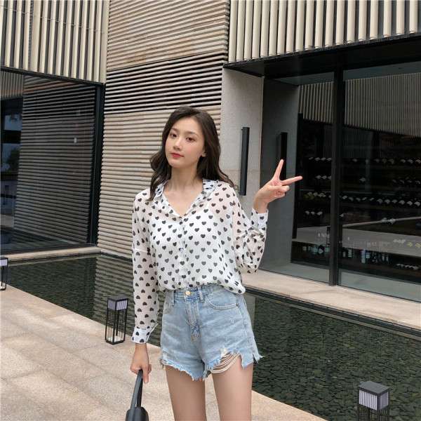 Alkalmi női ing spitz nyakkivágással és szívnyomattal