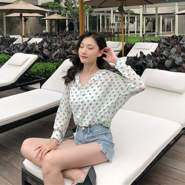 Alkalmi női ing spitz nyakkivágással és szívnyomattal