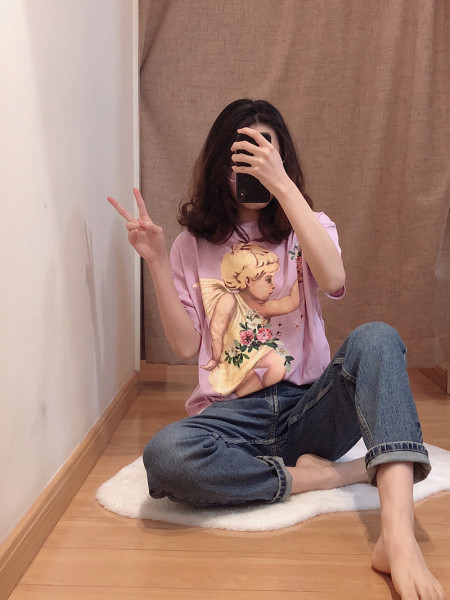 Modern rózsaszín póló nyomtatással