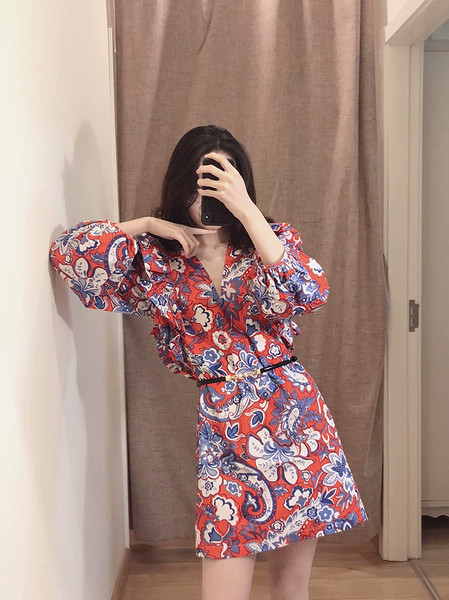 Kratka ženska haljina s dubokim dekolteom i šarenim uzorkom