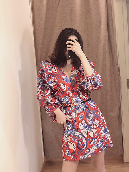 Kratka ženska haljina s dubokim dekolteom i šarenim uzorkom