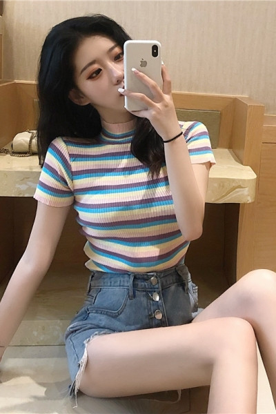 Bluză de damă moale, cu mâneci scurte și guler jos în jurul gâtului