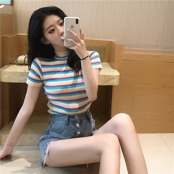 Bluză de damă moale, cu mâneci scurte și guler jos în jurul gâtului