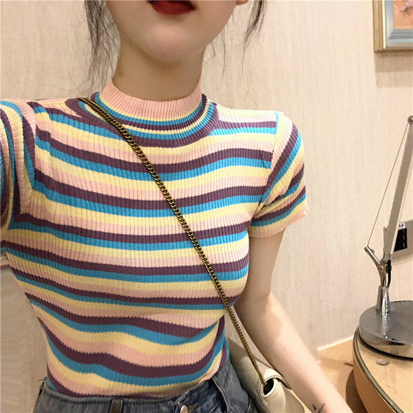 Bluză de damă moale, cu mâneci scurte și guler jos în jurul gâtului