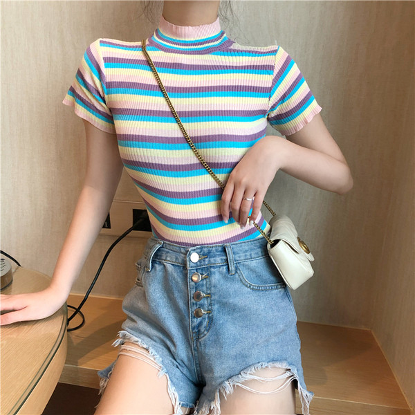 Bluză de damă moale, cu mâneci scurte și guler jos în jurul gâtului