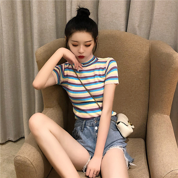 Bluză de damă moale, cu mâneci scurte și guler jos în jurul gâtului