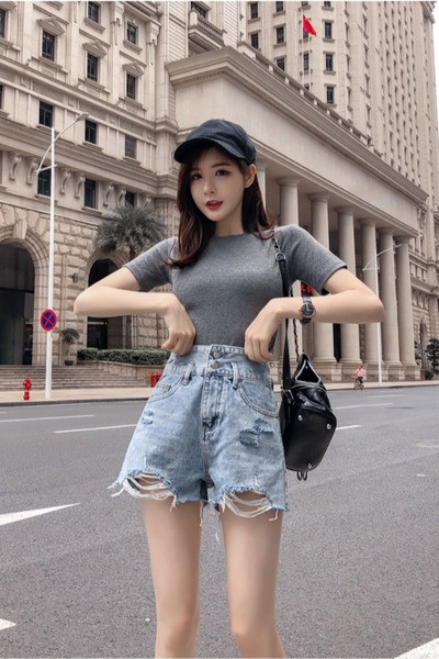 Női farmer rövidnadrág magas derékkal, szakadt motívumokkal