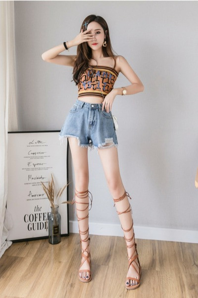 Blugi lati cu talie inalta si motive rupte