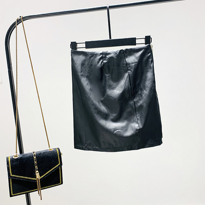 Fusta scurta moderna de dama din piele ecologica de culoare neagra