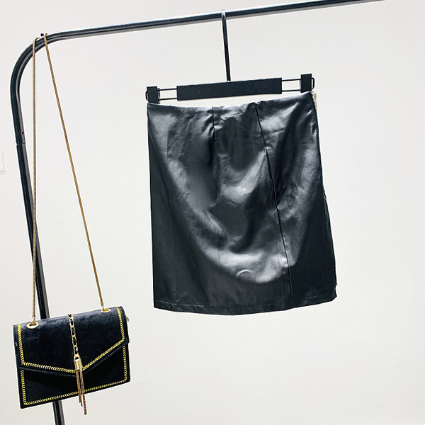 Fusta scurta moderna de dama din piele ecologica de culoare neagra