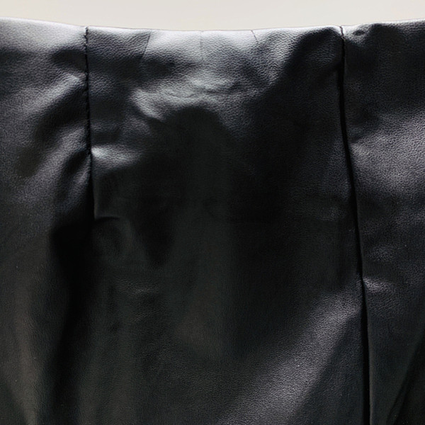 Fusta scurta moderna de dama din piele ecologica de culoare neagra