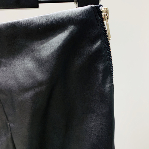 Fusta scurta moderna de dama din piele ecologica de culoare neagra