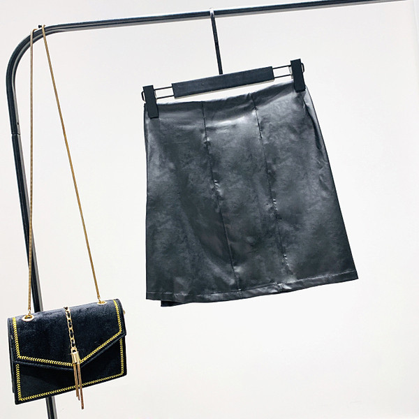 Fusta scurta moderna de dama din piele ecologica de culoare neagra