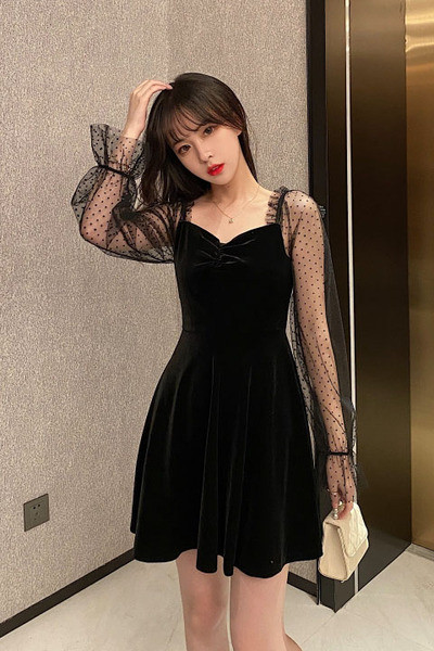 Modern rövid női ruha spitz nyakkivágással és tüll ujjakkal