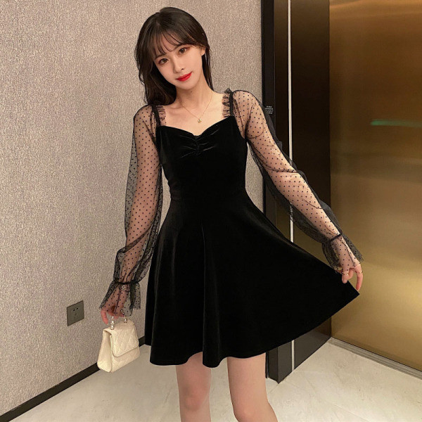 Modern rövid női ruha spitz nyakkivágással és tüll ujjakkal