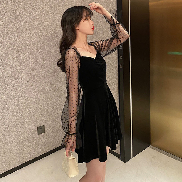 Modern rövid női ruha spitz nyakkivágással és tüll ujjakkal