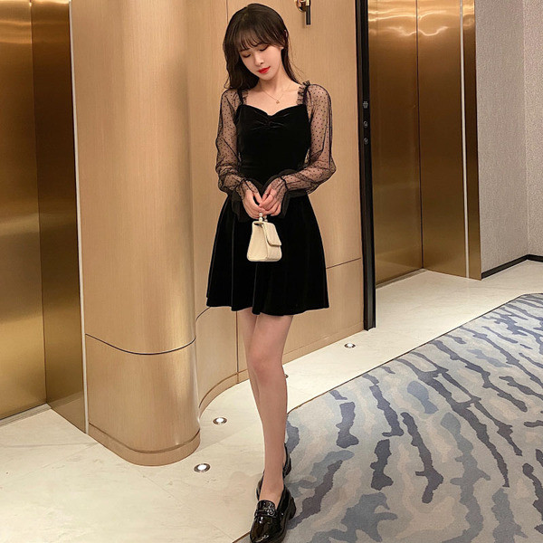 Modern rövid női ruha spitz nyakkivágással és tüll ujjakkal