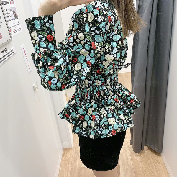 Дамска ежедневна блуза с шпиц деколте и флорален десен