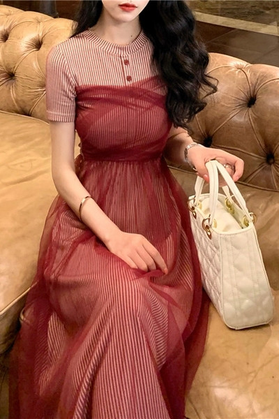 Modern női hosszú ruha rövid ujjal és tüll