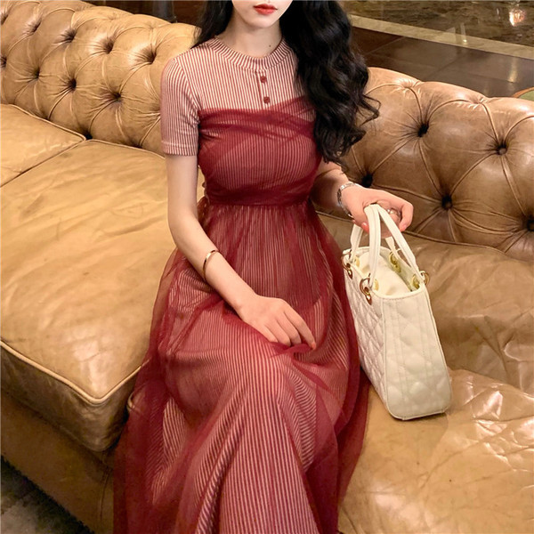 Modern női hosszú ruha rövid ujjal és tüll