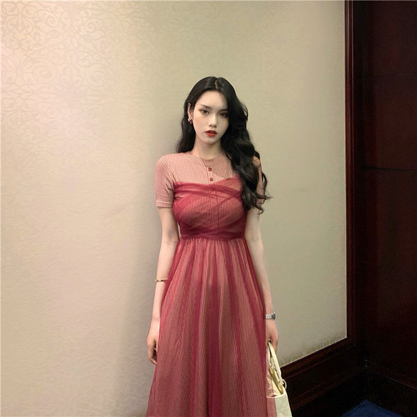 Modern női hosszú ruha rövid ujjal és tüll