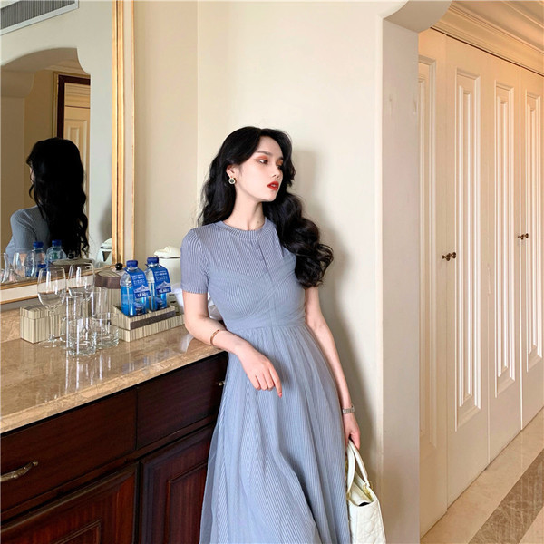 Modern női hosszú ruha rövid ujjal és tüll