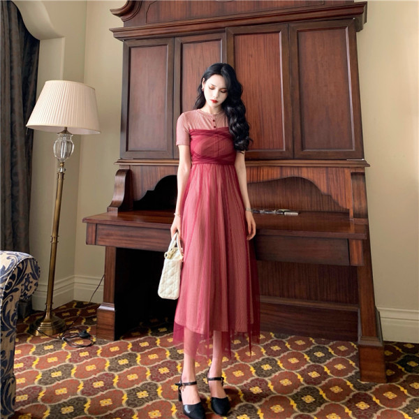 Modern női hosszú ruha rövid ujjal és tüll