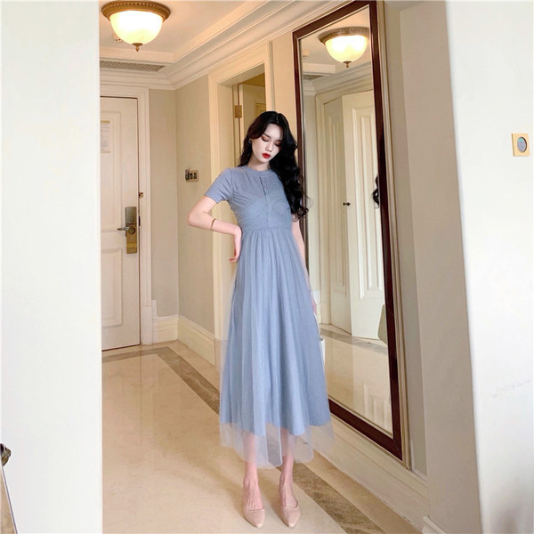 Modern női hosszú ruha rövid ujjal és tüll