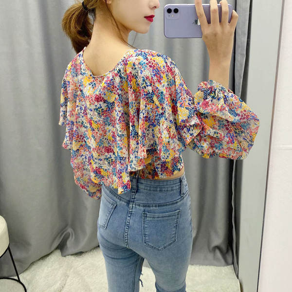 Bluză scurtă, moale, cu decolteu spitz și bucle