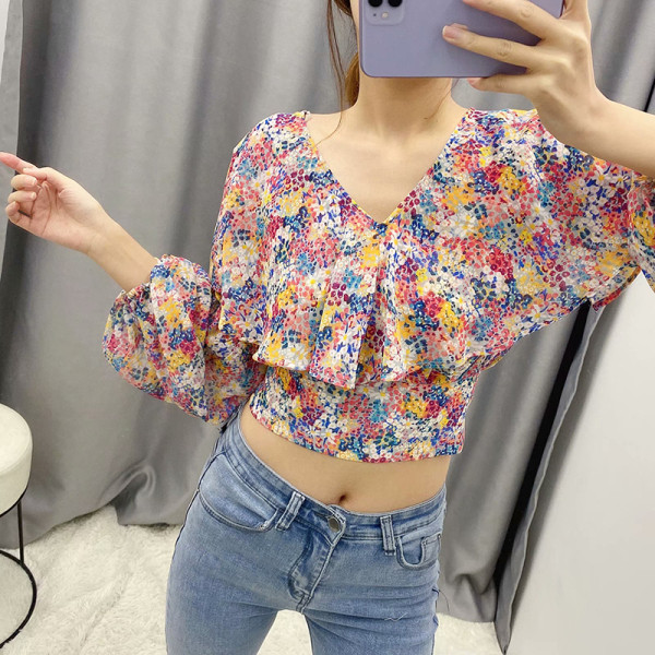 Bluză scurtă, moale, cu decolteu spitz și bucle