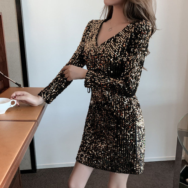 Rochie eleganta de dama cu decolteu spitz si paiete