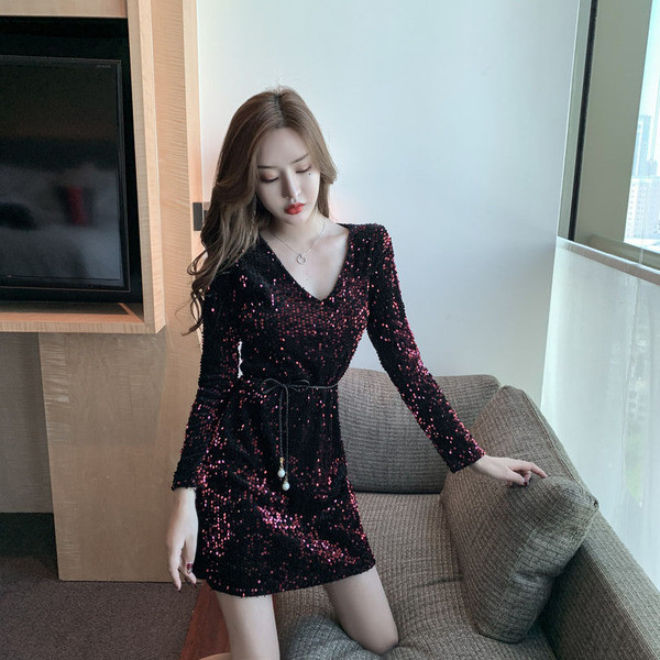 Rochie eleganta de dama cu decolteu spitz si paiete