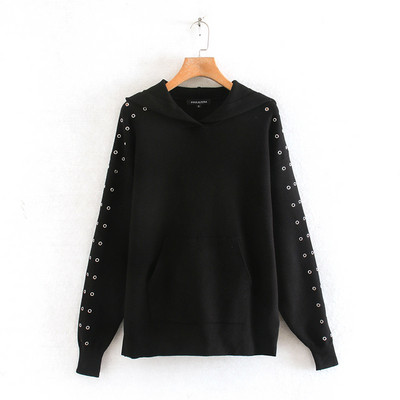 Модерен дамски суичър с метални нитове и качулка