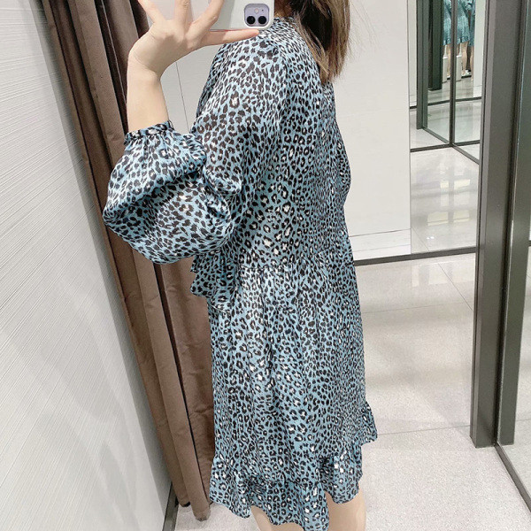 Női lezser szabású ruha fürtökkel és virágmintával