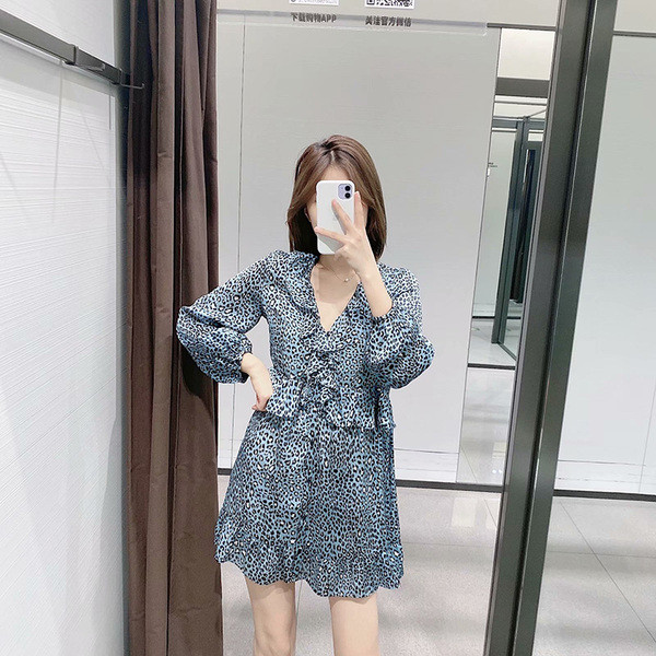 Női lezser szabású ruha fürtökkel és virágmintával