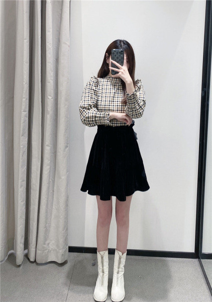 Rövid szabású bársonyszoknya és magas elasztikus derék