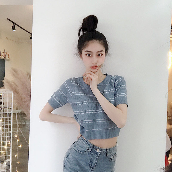 Къса дамска блуза с овално деколте и къс ръкав 