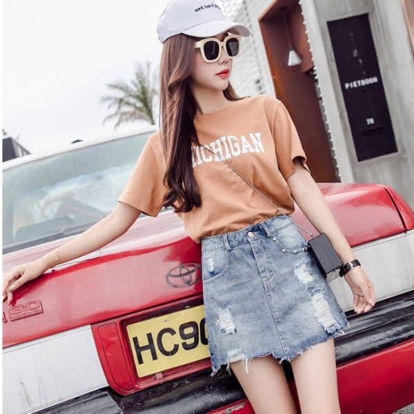 Kratka traper suknja s poderanim motivima i metalnim ušicama