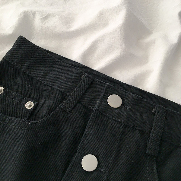 Lezser női rövid szoknya gombokkal