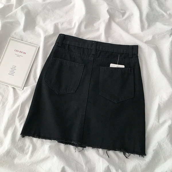 Lezser női rövid szoknya gombokkal