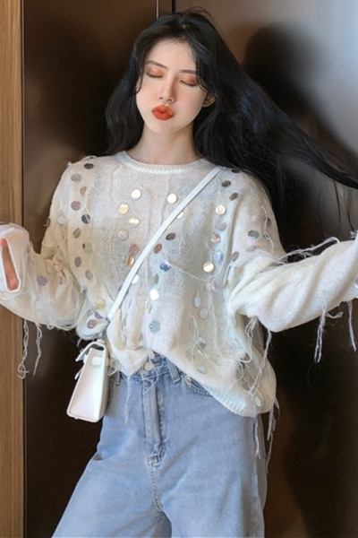 Széles női blúz flitterekkel és ovális nyakkivágással