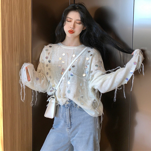 Széles női blúz flitterekkel és ovális nyakkivágással