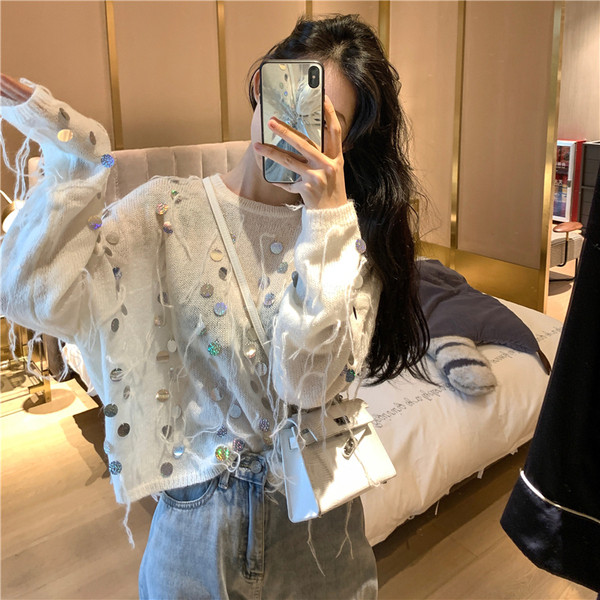 Széles női blúz flitterekkel és ovális nyakkivágással